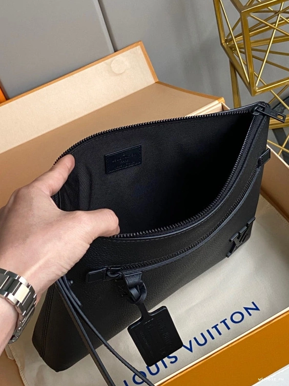 WIS LOUIS VUITTON IPAD POUCH 0901